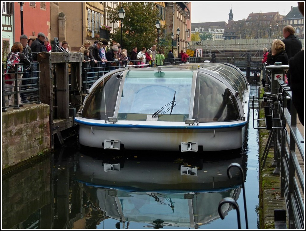 Rundfahrt mit dem Panoramaboot auf der ILL in Strasbourg. 
Ausfahrt eines der Boote aus der Schleuse beim Quai des Moulins. 
In der ersten von zwei Schleusen wird das Boot innerhalb von 5 Minuten auf den um 1,80 Meter hher liegenden Wasserspiegel im Stadtteil Petit France gehoben um danach diesen zu durchfahren. 28.10.2011 