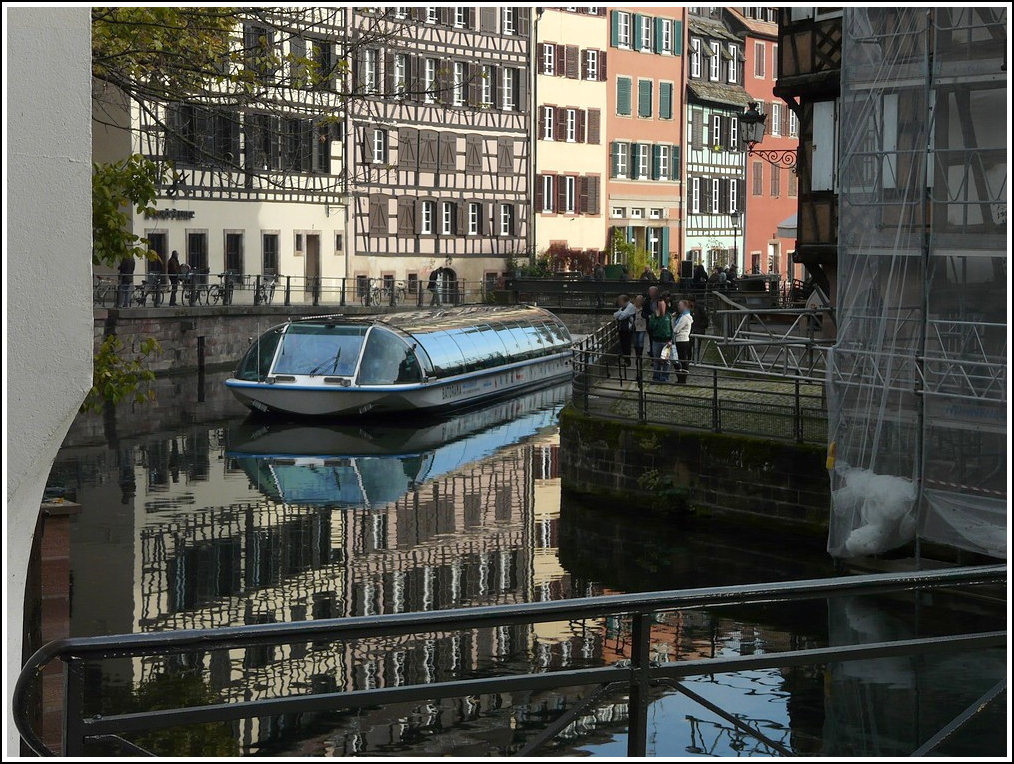 Rundfahrt mit dem Panoramaboot auf der ILL in Strasbourg. Im gemchlichem Tempo geht es weiter. 28.10.2011