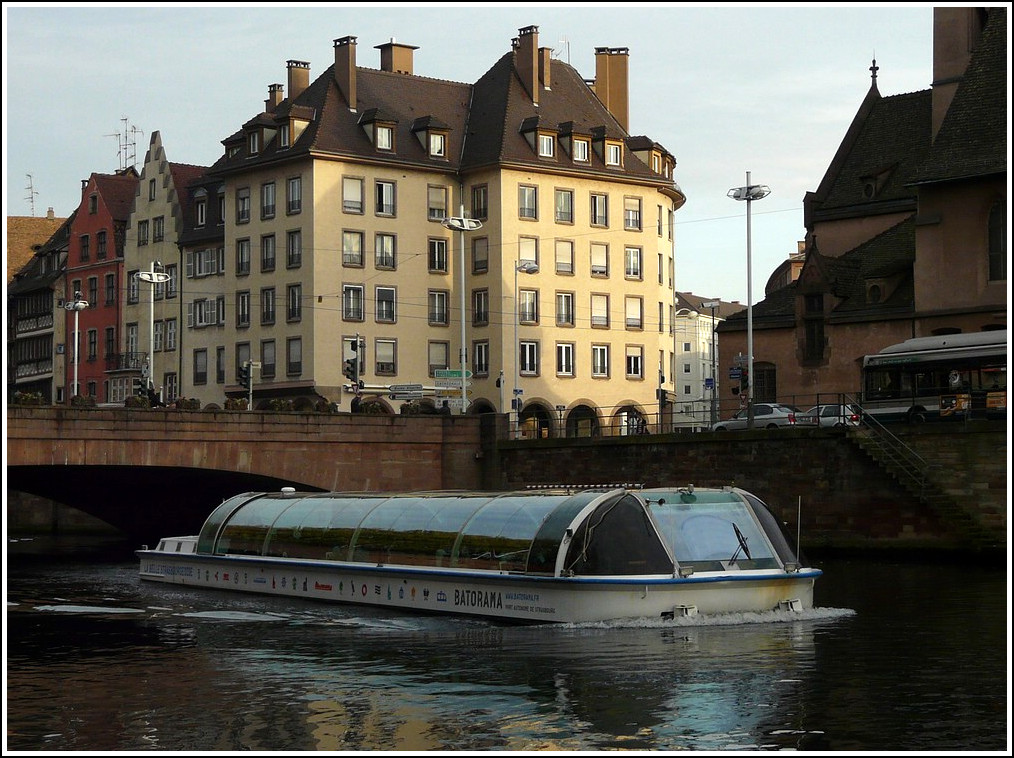 Rundfahrt mit dem Panoramaboot auf der ILL in Strasbourg. Auf der Rundfahrt mit dem Boot werden viele Brcken unterfahren. 31.10.2011