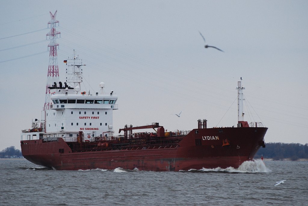 Runter nach Hamburg fahrend passiert der Tanker Lydian IMO-Nummer:9367243 Flagge:Malta Lnge:100.0m Breite:18.0m Baujahr:2007 Bauwerft:Celik Tekne Shipyard,Istanbul Trkei am 19.02.11 Lhe.