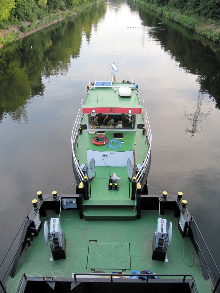 Schb SPREE der Schifffahrtspolizei blockiert am 10.09.2012 den Charlottenburger Verbindungskanal im Bereich der Kaiserin-Augusta-Brcke fr die Tests mit dem GSL Ursus. 
