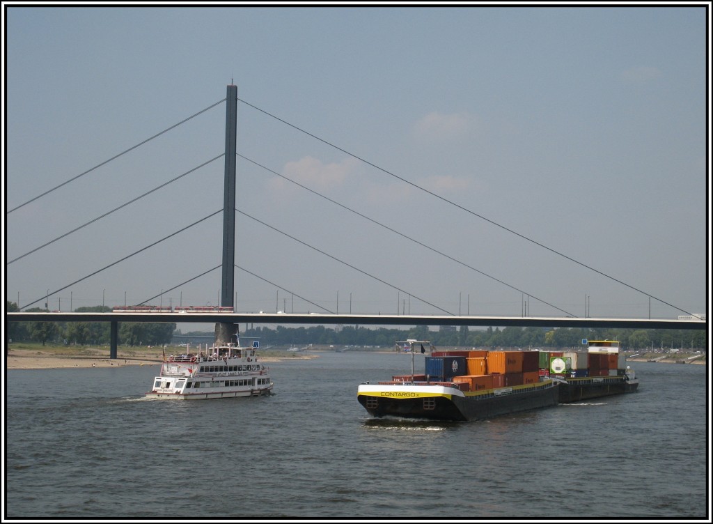 Schiffbegegnung auf dem Rhein bei Dsseldorf: Koppelverband  Contargo X  und Fahrgastschiff  Stadt Dsseldorf , aufgenommen am 21.05.2011.