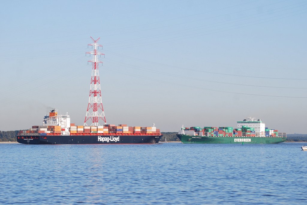 Schiffsbegegnung bei Twielenfleth an der Elbe zwichen den beiden Containerriesen Toronto Express von Hapag-Lloyd und der Ever Steady von Evergreen aufgenommen am 01.10.11