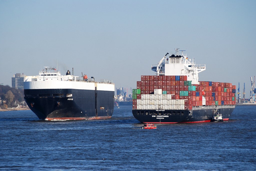 Schiffsbegegnung zwischen dem Containerschiff Zim Constanza und dem Autotransporter Green Ridge aufgenommen am 08.03.11 vom Rschpark Hamburg Finkenwerder.