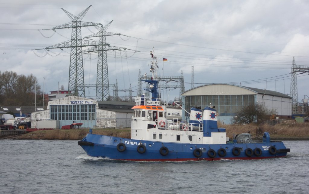Schlepper FAIRPLAY II IMO 7407817, zieht den Buil-Carrier ID RED SEA von Travemnde die Trave aufwrts bis zum Lbecker Vorwerkerhafen zum Rautenberg-Silo.
Aufgenommen: 1.4.2012