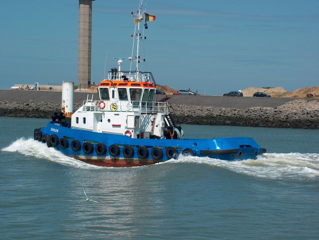 Schlepper verlsst den Hafen von Zeebrgge. Aufgenommen im Juni 2007.