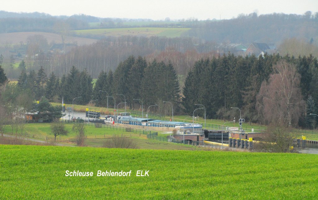 Schleuse Behlendorf im Elbe Lbeck Kanal, ist die 4. von insgesamt 7 Schleusen von Lauenburg / Elbe kommend. Das GMS Vorwrts ist herabgeschleust und die Schwenktore in Richtung Berkenthin / Lbeck ffnen sich gerade. Aufgenommen:28.12.2011, 12:55 Uhr, von der Kreisstrasse 54.