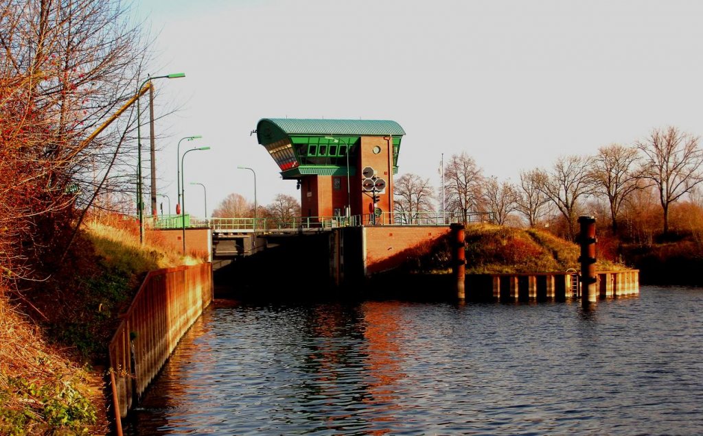 Schleuse Lauenburg am Elbe Lbeck Kanal, Mittags in der Novembersonne. Erste von insgesamt 7 Schleusen des ELK. Aufgenommen:30.11.2011 um 12:30 Uhr.