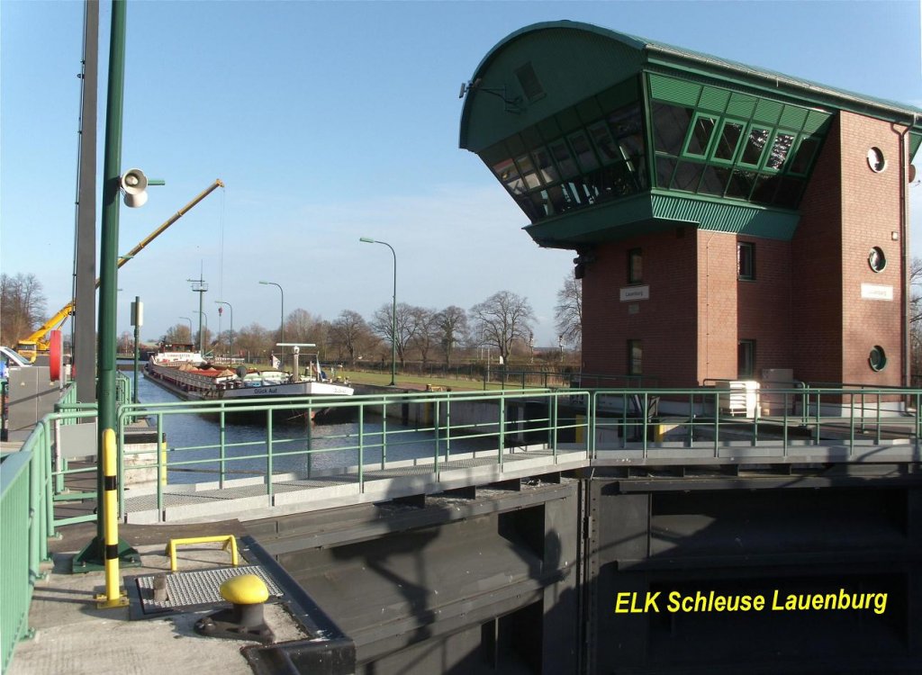 Schleuse Lauenburg im Elbe Lbeck Kanal, in der Schleuse liegt das GMS Glck Auf und wartet auf die Herabschleusung. Aufgenommen am 30.11.2011 12:37 Uhr.