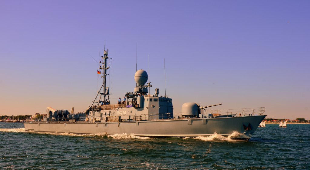 Schnellboot FGS S 80 Hyne auslaufend im Warnemnder Seekanal (Hansesail 2012)

Schnellboot GEPARD-Klasse (143A)

Diese Einheiten sind auf der Basis der ALBATROS-Klasse weiterentwickelt und verfgen, statt eines zweiten 76 mm-Geschtzes, ber das RAM-Flugkrpersystem. Dieses dient der verbesserten Abwehr von gegnerischen Flugkrpern. Anstelle der Torpedobewaffnung besitzen sie eine gro dimensionierte Minenlegekapazitt. Die an Bord befindlichen Sensoren entsprechen weitgehend denen der ALBATROS-Klasse, sie verfgen jedoch ber modernere und weitreichendere Mglichkeiten der elektronischen Kampffhrung.

Technische Daten
Mae (Lnge /Breite /Tiefgang): 57,6 m / 7,8 m / 2,6 m
Einsatzverdrngung: 391 t
Geschwindigkeit: ca. 40 kn
Antriebsanlage
Leistung: 13.200 kW (17.952 PS)

Bewaffnung
1x 76 mm OTO-Melara Geschtz
4x Seezielflugkrper MM 38 EXOCET
Minenlegekapazitt
1x GDC RAM (Rolling Airframe Missile) 21 Zellen

Ausrstung
Seeraumberwachungsradar
Navigationsradar
Automatisches Gefechts- und Informationssystem fr Schnellboote (AGIS)
Radar-, Fhrungs- und Waffenleitanlage

Besatzung
34 (4 Offiziere)
Die insgesamt zehn Boote dieser Klasse werdem mit Zulauf der Korvetten der Braunschweig-Klasse nach und nach ausser Dienst gestellt.
Dies trifft fr S 74  Nerz  und S 77  Dachs  bereits zu. Beide Boote sind Auflieger im Marinearsenal Wilhelmshaven

http://www.Marine.de

http://wilhelmbischoff-seefahrttutnot.blogspot.com/

http://de.wikipedia.org/wiki/Nordwind_%28Schiff%29

http://www.marinemuseum.de/index.php?id=30