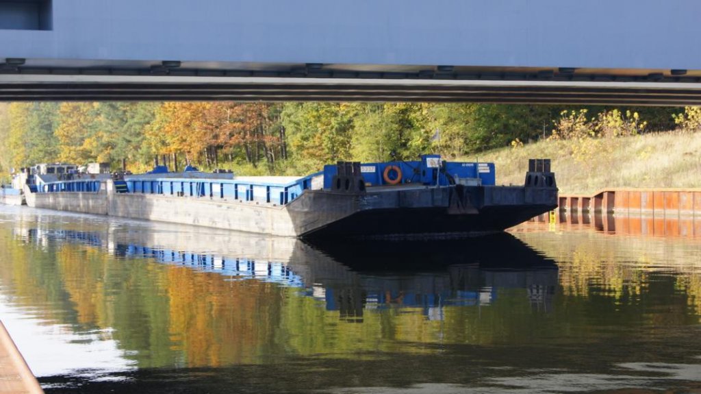 Schubboot Bizon - 0 - 140 am 20.10.12 gegen 13:45 Uhr auf dem Oder - Havel - Kanal bei Marienwerder. Bild 1
Das Boot gehrt zu OT - Logistics Sczeczin
