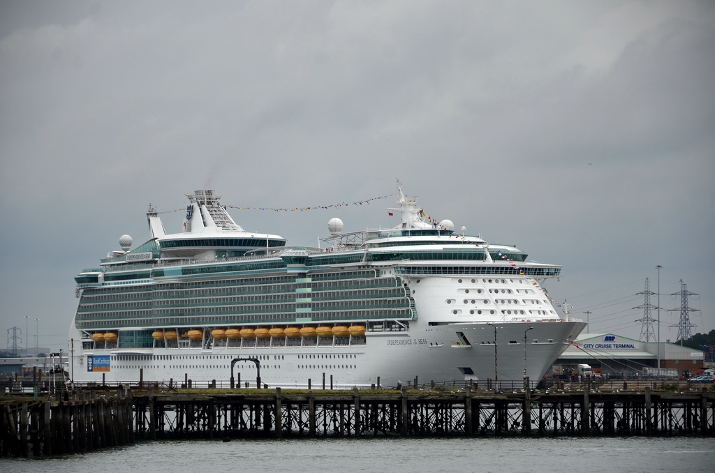 Southampton 20.8.2011. Vom Fhrhafen hat man auch einen schnen Blick auf die gewaltige  INDEPENDENCE OF THE SEAS . Ein groartiger Anblick des 340 m langen Kreuzfahrtschiffes. 