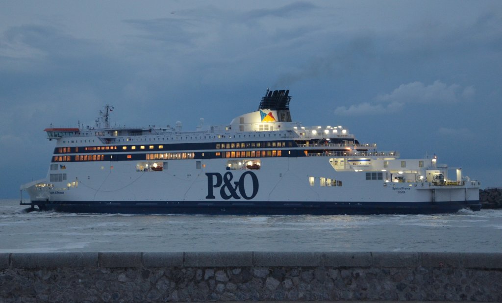 Spirit of France, ein Fhrschiff von P&O mit Heimathafen Dover, in der Abenddmmerung auslaufend von Calais am 23.05.2013. Gesamtlnge: 210 m, Passagiere: 1.750, Fahrzeuge: 1.059 Pkw oder 180 Lkw


