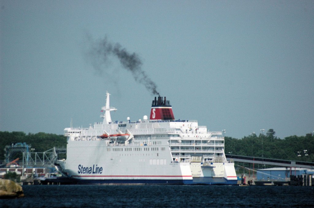 ,,Stena Baltica`` eine RoPax-Fhre wartet auf ihre Abfahrt von Karlskrona nach Gdynia. Mit einer Kapazitt von 1.200 Fahrgsten, 524 Fahrzeugen, und mit einer Lnge von 164,60m und einer Breite von27,60m ist sie 1986 in den Niederlanden gebaut und zunchst auf den Namen “Koningin Beatrix” getauft. Sie ist 2003 von Stena Line umgetauft auf Stena Baltica. Zur Zeit wartet sie in einem Schwedischen Hafen auf ihr weiteres Schicksal. Seit Januar 2013 an SNAV (Societ Navigazione Alta Velocit) eine italienische Firma, verkauft. Das Bild entstand am 06.06.2011 in Karlkrona/Schweden.