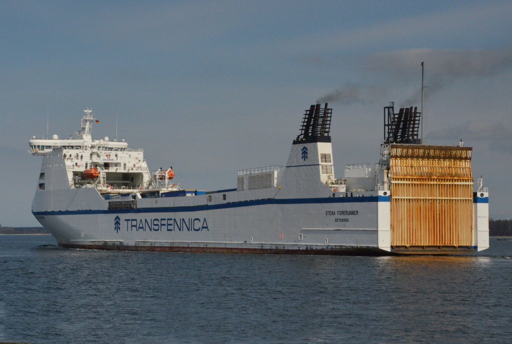 Stena Forerunner von Transfennica, ein RORO-Fhrschiff auslaufend von Lbeck hat Travemnde gerade passiert. Beobachtet am 27.04.2013. Heimathafen Gteborg.