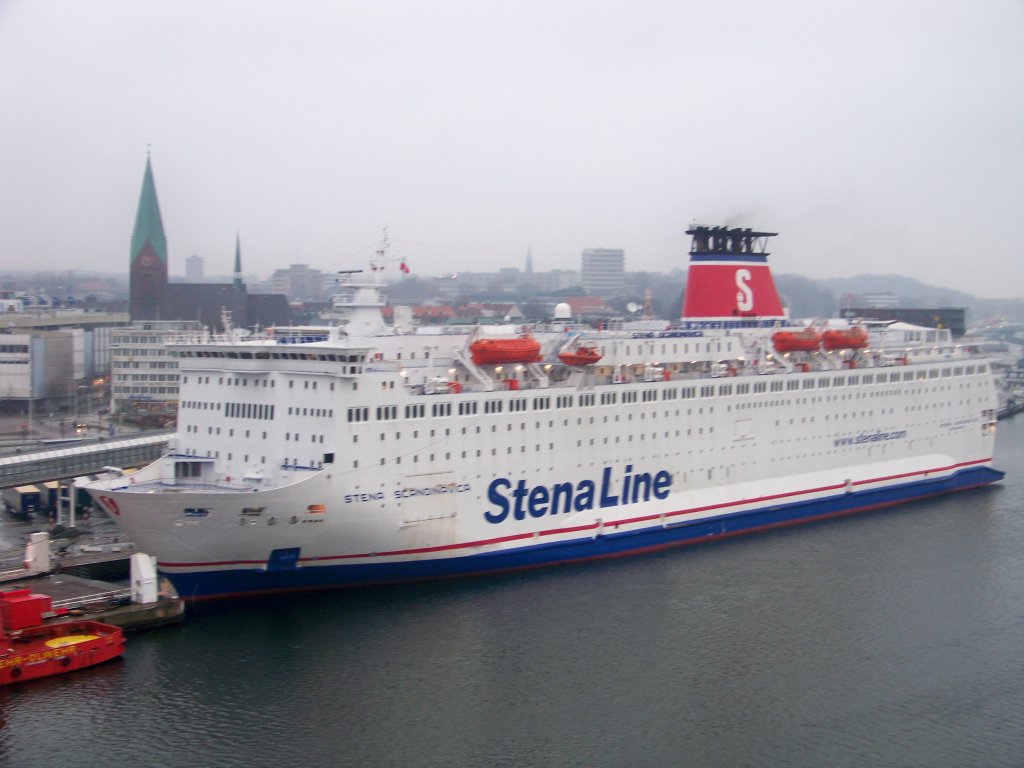 Stena Scandinavica aus Schweden ist um 14.00 nach Gteburg gefahren. Aufgenommen am 26.12.09 im Hafen von Kiel.