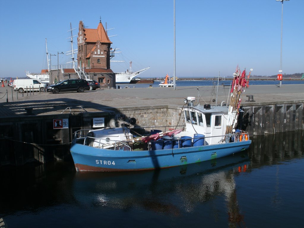 Stralsunder Fischkutter STR-04 am Querkanal im Stralsunder Stadthafen am 08.Mrz 2011.