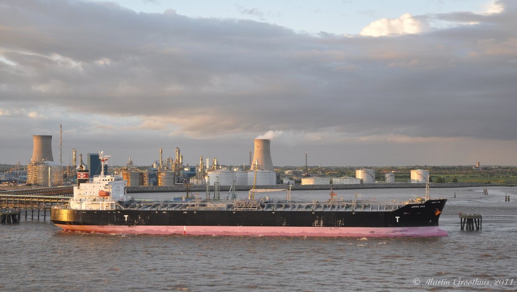 Tanker  Jipro Isis  am 14.05.2011 in Hull / GB. L:182m / B:28m / Tg:7,8m / IMO 9370719
