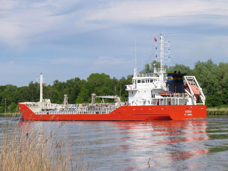 Tanker VERDI (IMO 9157002), Lnge 94 m, Breite 13 m), Flagge: Antigua and Barbuda, Heimathafen: St. John´s auf dem Nord-Ostseekanal bei Hochdonn in Richtung Kiel; 06.06.2010
