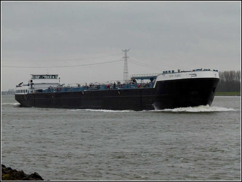 Tankschiff  New York  06105170, Bj 2009, L 125m, B 11,45m, Ladung 4299t, aufgenommen auf dem Oude Maaskanal bei Dordrecht-Wieldrecht. 10.3.2011  