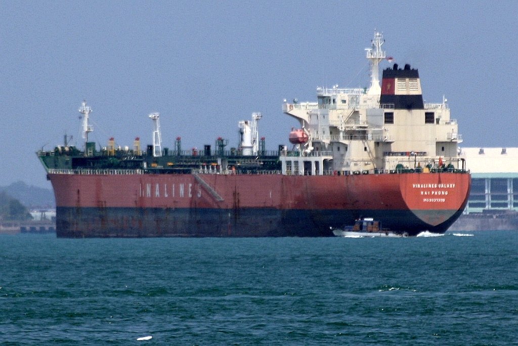 Tankschiff  VINALINES GALAXY  am 10.Mai 2010 vor Sentosa/Singapore.
