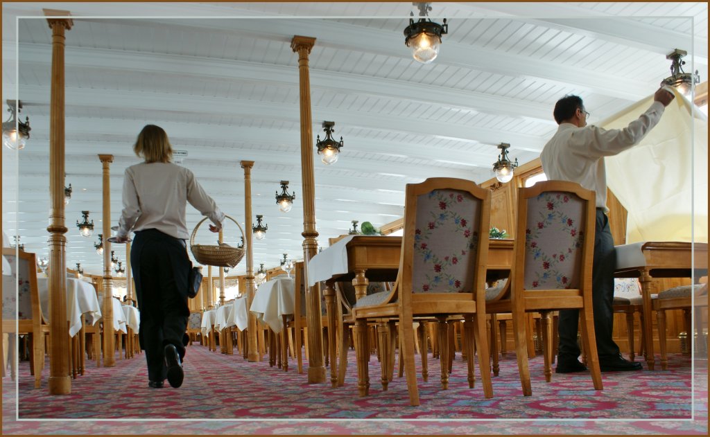 Tischlein deck dich - Blick in den Speisesaal des nun 100 jhrigen Raddampfers   LA SUISSE . 
22. Juni 2010