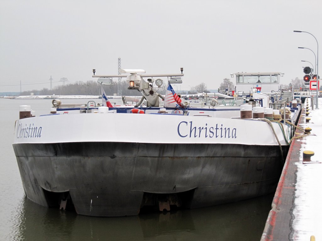 TMS Christina , 02329496 , 86 x 9.50 , hat im Januar 2013 die Schleuse Rothensee verlassen und wartet auf Grund einer Verkehrsregelung auf die Einfahrt in den MLK Richtung WOB.