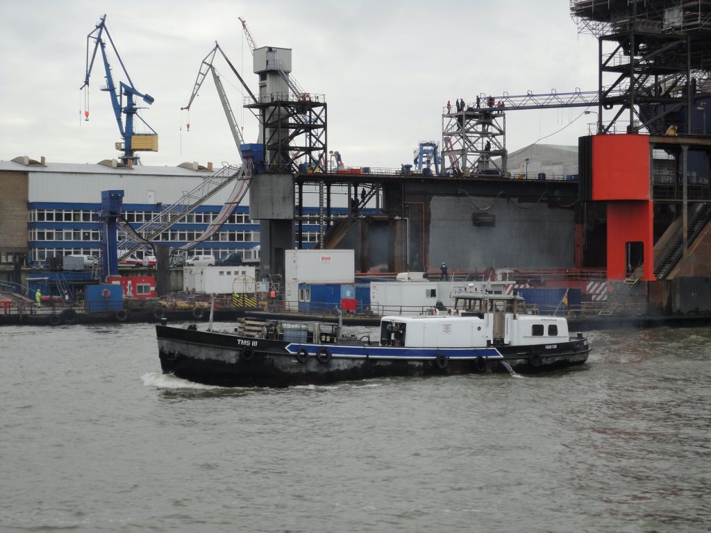 TMS III  (ENI 05500200) (H20136) am 27.11.2012, Hamburg, Elbe, vor den Docks von Blohm+Voss /
Ex Oel-Frh III / Bunkerschiff / La 22,1 m, B 5,26 m, Tg 1,96 m / Ladekapazitt: 99,23 t / HBS, Hamburger Bunker Service GmbH, Hamburg /
