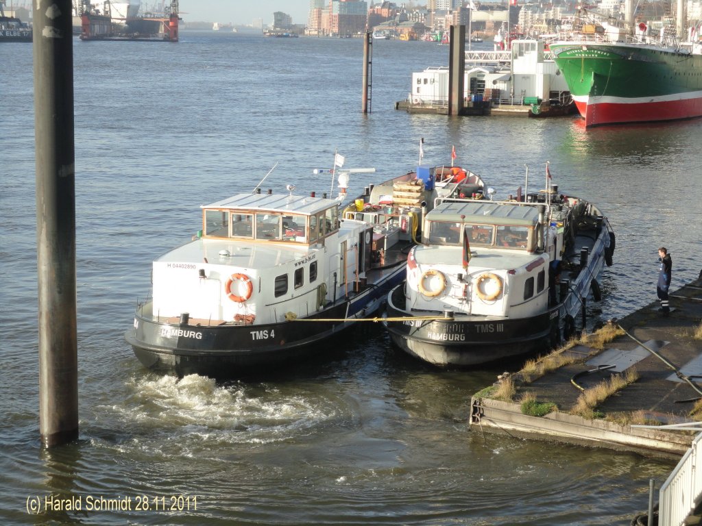 TMS III und TMS 4 am 28.11.2011, Hamburg, Elbe, Niederhafen /

TMS III  (ENI 05500200) (H20136Ex Oel-Frh III / Bunkerschiff / La 22,1 m, B 5,26 m, Tg 1,96 m / Ladekapazitt: 99,23 t / HBS, Hamburger Bunker Service GmbH, Hamburg /

TMS 4 Ex TMS Mritz / Bunkerboot / La 32,22 m, B 5,56 m, Tg 1,85 m / Ladekapazitt: ca. 165 t / HBS, Hamburger Bunker Service GmbH, Hamburg /

