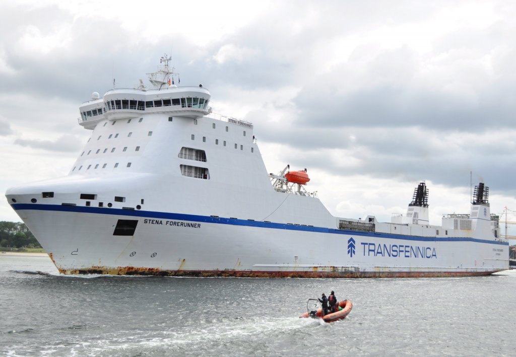 TRANSFENNICA Frachtschiff  STENA FORERUNNER  beim auslaufen aus Travemnde in Richtung Hanko, Aufgenommen am 21.07.2012
