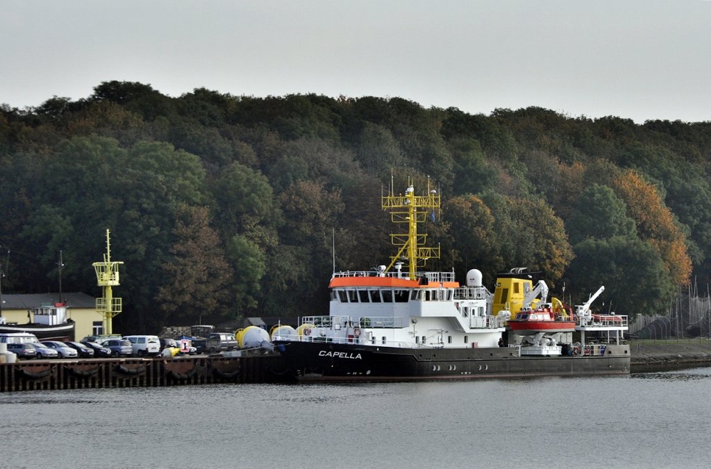 Vermessungsschiff  Capella  festgemacht auf dem Dnholm Stralsund, am 13.10.2010
