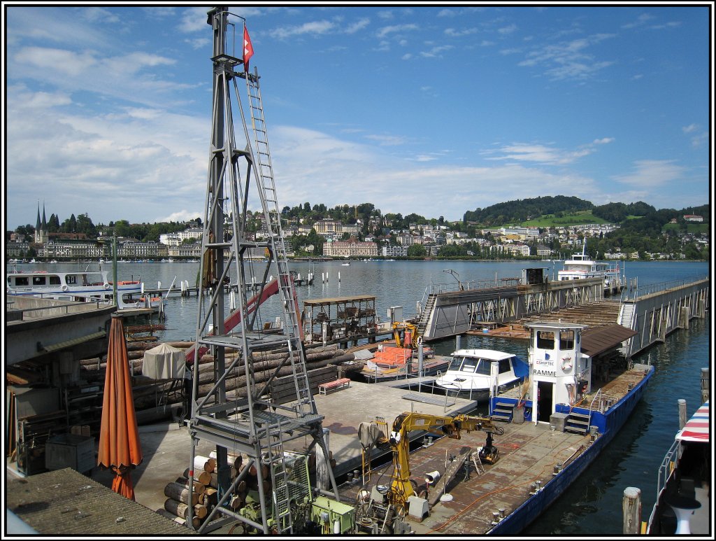 Verschiedene Arbeitsboote und ein kleines Schwimmdock, aufgenommen am 24.07.2009 in Luzern bei den Werksttten der Schiffahrtsgesellschaft des Vierwaldstttersees.