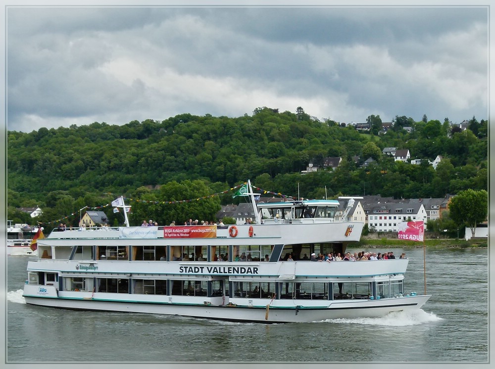 Vom linken Rheinufer in Koblenz habe ich am 23.06.2011 das Ausflugschiff  STADT VALLENDAR  fotografiert, Schiffsdaten: Bj 1980, Euronr 0435320, L 37,5m , B 8,20m, Platz fr 400 Passagiere. 