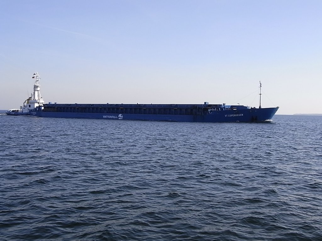  VT COPENHAGEN (L 110,4m) mit SCHLEPPER  VT NEUTRON  (L 32,42m) einlaufend im Rostocker Seekanal zum Seehafen Rostock LP 24
