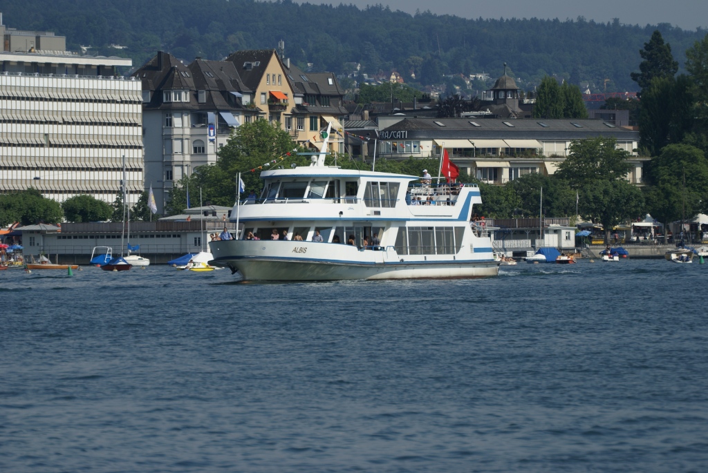 Whrend des  Zri Fscht 2010  herrschte auf dem Zrichsee reger Verkehr. Hier nhert sich die MS  Albis  dem Brkliplatz. (2.7.10)