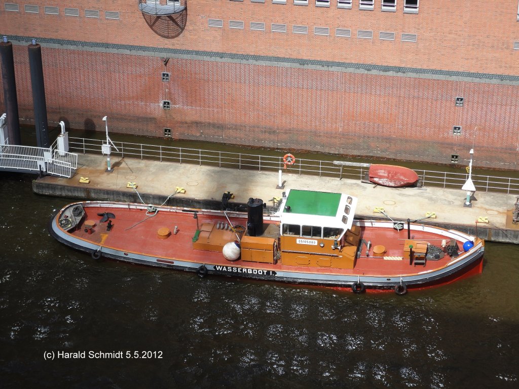 WASSERBOOT  I  (ENI 05105080) am 5.5.2012, Hamburg, Liegeplatz Sandtorhafen /
Gebaut 1911 / La: 24,88 m / Wasserkapazitt: 150 t, Pumpleistung: 280m/h / Eigner: Jacobsen & Cons., Hamburg /
Ein Wasserboot ist ein kleines Tankschiff, das die im Hafen oder auf Reede liegenden Schiffe mit Trinkwasser versorgt.
