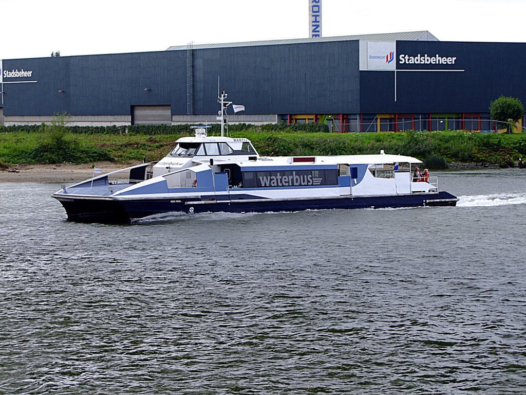 Waterbus WANTIJ(EU-Nr.:2324343; L=30,5; B=7,3mtr; 2x496PS) ist mit seinen Passagieren bei Dordrecht utnerwegs; 110828