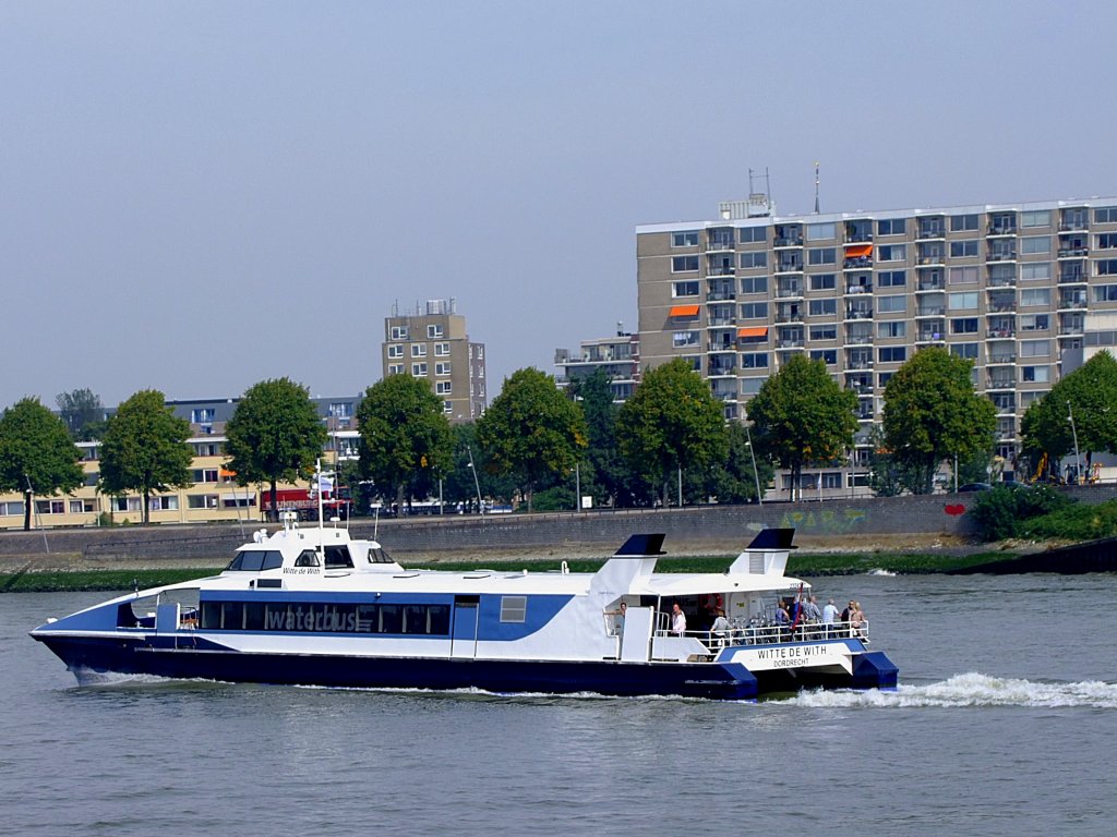 Waterbus WITTE-DE-WITH(ENI-02324397; L=38; B=8;2mtr; 500PS)erreicht Rotterdam; 110902