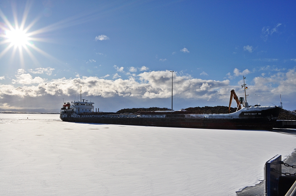 WOLGO-BALT 136 hat durch das sundische Eismeer Holz gebracht nach Stralsund am 06.03.2010 und wird gerade entladen