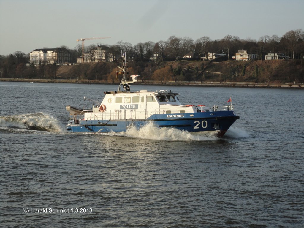 WS 20 AMERIKAHFT   (ENI 05114200) am 1.3.2013, Hamburg, Elbe Hhe Bubendeyufer /
Schweres Hafenstreifenboot, Polizei Hamburg / La 19,0 m, B 5,42 m, Tg 1,46 m / 2 MTU-Diesel, ges. 720 kW / 1991 bei Ernst Menzer, Hamburg-Bergedorf /
