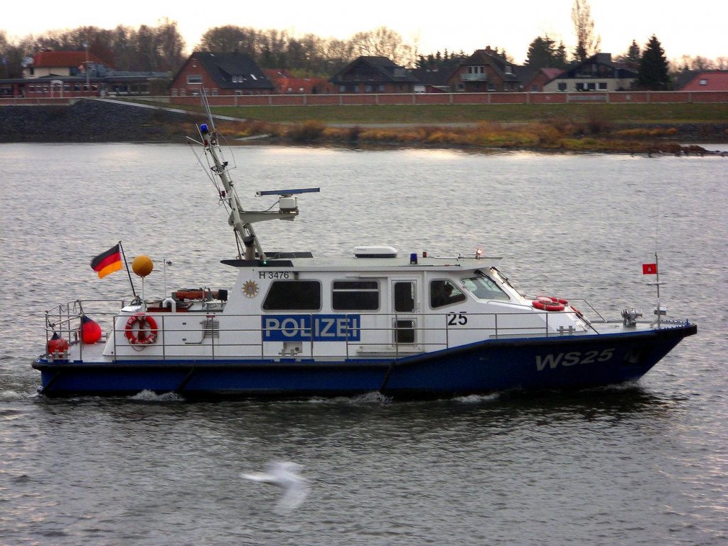 WS 25 Wasserschutzpolizei Hamburg 3476 auf Kontrollfahrt auf der Elbe bei Lauenburg... Aufgenommen: 1.12.2011