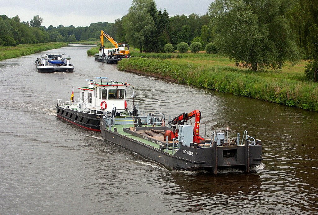 WSA SCHIFF GRIENAU mit Leichter DP 4038 ENI 05040380, schiebt sich durch die Krummesser Brcke...
Aufgenommen: 26.6.2012