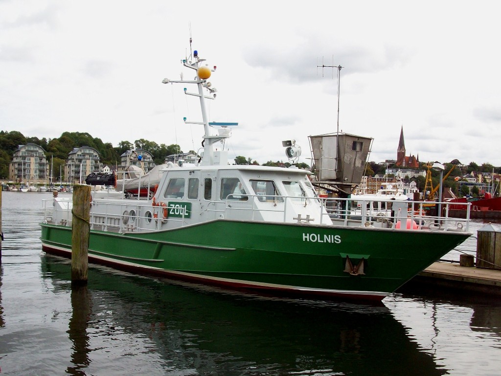 ZOLL Boot HOLNIS im Flensburger Hafen L: 18,00 m B: 5,00 m Tiefgang: 1,20 m Verdrngung: 27 t Besatzung: 3 Personen Geschwindigkeit: 22 Knoten