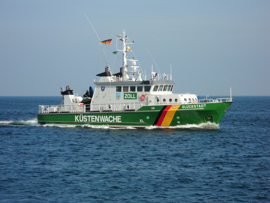 Zollschiff Glcksstadt im Oktober in Warnemnde.