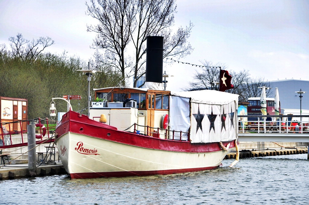 zum Imbiss ldt das ehemalige Dampfschiff Pomeria im Greifswalder Museumshafen ein, 14.04.2010