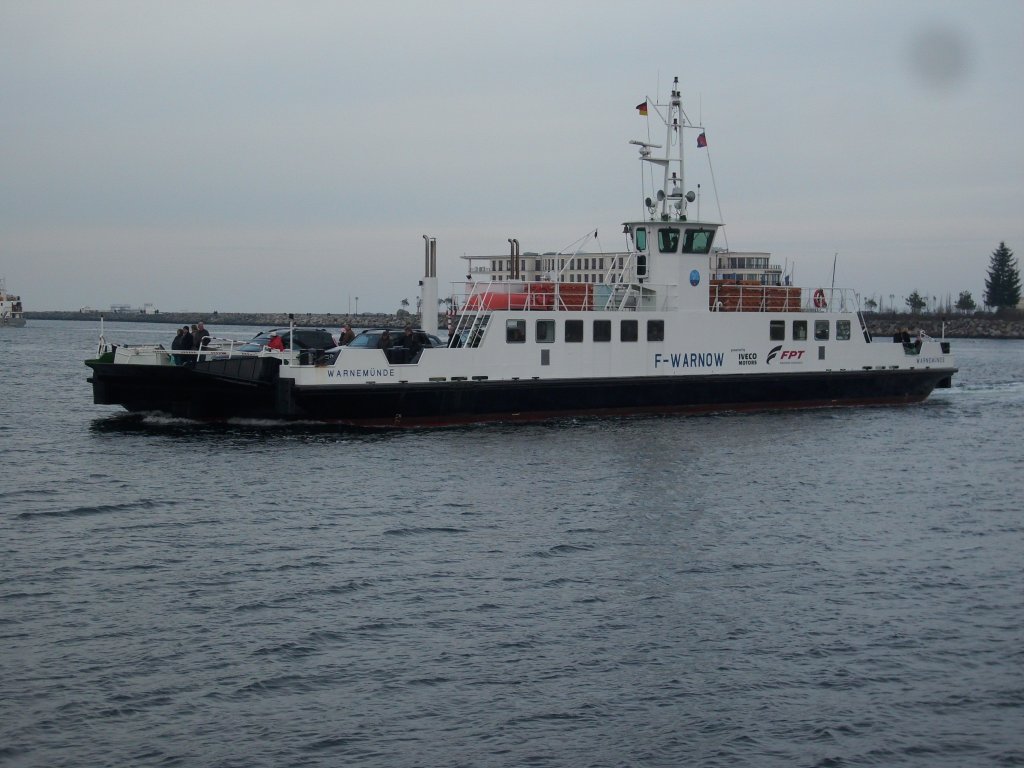Zwischen Warnemnde und Hohe Dne pendelt das Auto-und Personenfhrschiff  Warnemnde  jeden Tag auf der Warnow.So auch am 05.Dezember 2009 als das Schiff auf der Warnemnder Seite anlegte.