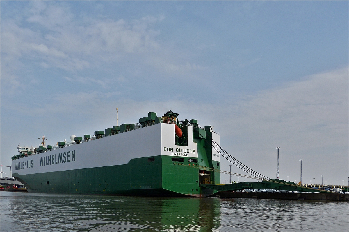 . Autotransporter  DON QUIJOTE ; IMO 9138525; L 227 m; B 32 m; Flagge Singapur; liegt mit geöffneter Entladeklappe im Hafen von Bremerhaven.   08.04.2018 