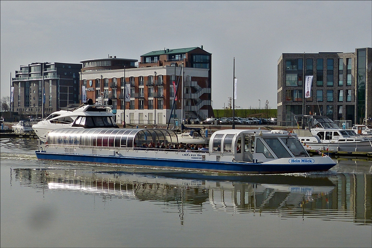 . Barkasse  Hein Mück  fährt während einer Hafenrundfahrt durch den neuen Hafen, Schiffsdaten: L 22 m; B 5,1 m; kann max 96 Personen mitnehmen.    08.04.2018