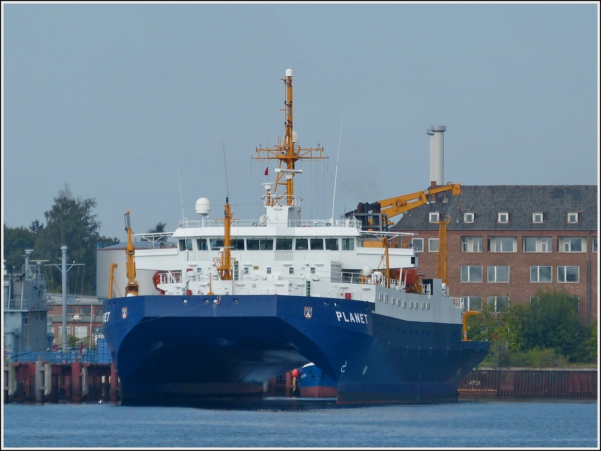  Bei einem Ausflug ber den Nord- Ostseekanal habe ich dieses Wehrforschungsschiff  Planet III  am 18.09.2013 in der Nhe von Kiel fotografiert.