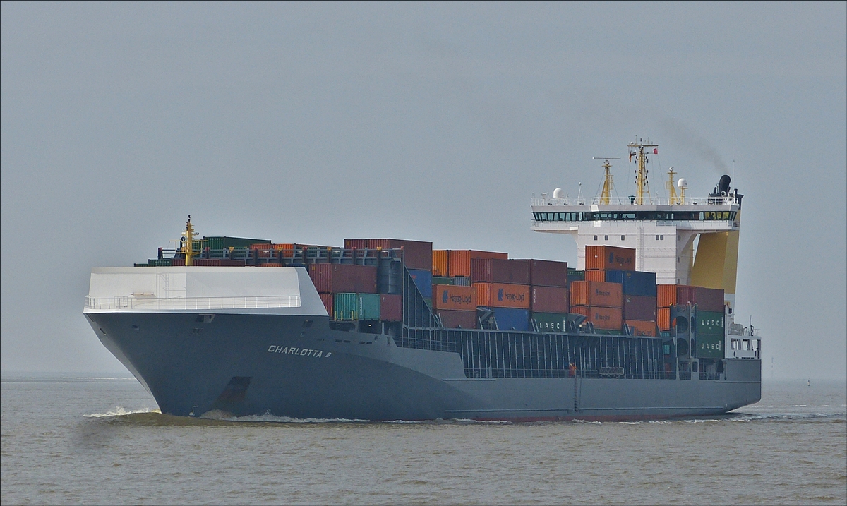. Containerfrachter „Charlotta B“ IMO 9432232, Bj. 2009; L 168 m; B 27 m; Flagge: Liberia; auf der Weser unterwegs in Richtung Containerhafen im Außenhafen von Bremerhaven.  09.04.2018  (Hans) 